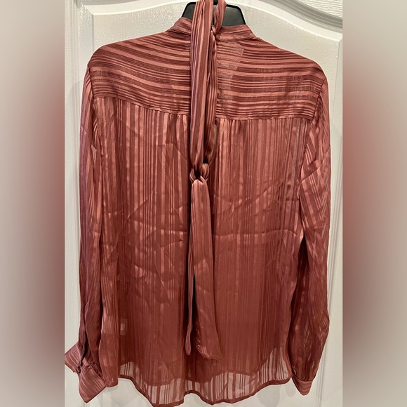 Express Relaxed Portofino V- Neck Form long sleeve woman blouse.New with tags - Picture 3 of 9